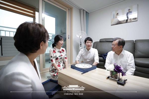 문재인 대통령이 지난 7월 서울 구로구의 한 행복주택을 방문해 입주한 신혼부부와 대화를 하고 있다.(출처=청와대)