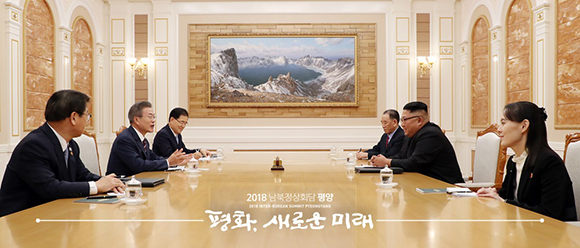 문재인 대통령이 18일 오후 평양 조선노동당 중앙위원회 본부 청사에서 김정은 국무위원장과 정상회담을 하고 있다. ⓒ 평양사진공동취재단