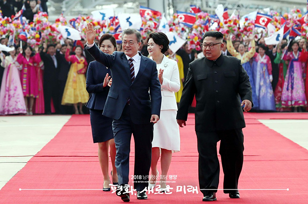 문재인 대통령과 부인 김정숙 여사, 김정은 국무위원장과 리설주 여사가 18일 오전 평양 순안공항에서 열린 공식 환영식에서 평양 시민들의 환영을 받으며 이동하고 있다. ⓒ 평양사진공동취재단