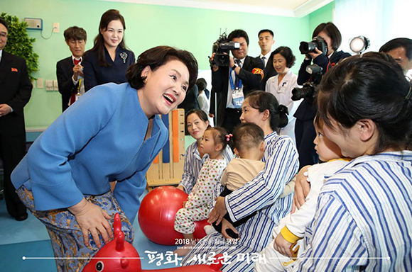 문재인 대통령 부인 김정숙 여사와 김정은 국무위원장 부인 리설주 여사가 18일 오후 평양 옥류아동병원을 방문해 어린이 환자들을 격려하고 있다. ⓒ 평양사진공동취재단