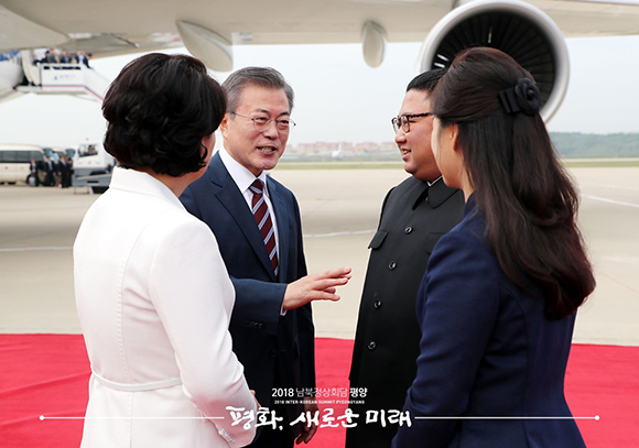 문재인 대통령과 부인 김정숙 여사가 18일 오전 평양 순안공항에 도착해 마중나온 김정은 국무위원장 및 부인 리설주 여사와 인사하고 있다. ⓒ 평양사진공동취재단