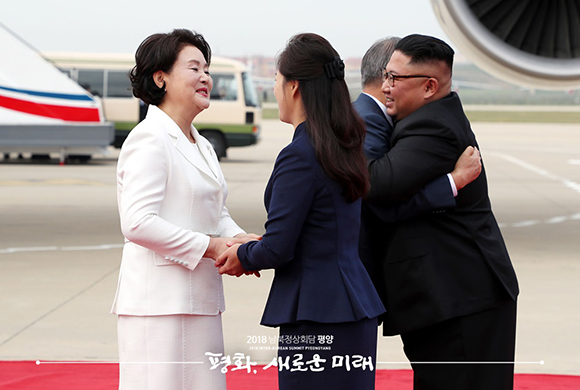 문재인 대통령과 부인 김정숙 여사가 18일 오전 평양 순안공항에 도착해 마중나온 김정은 국무위원장 및 부인 리설주 여사와 인사하고 있다. ⓒ 평양사진공동취재단