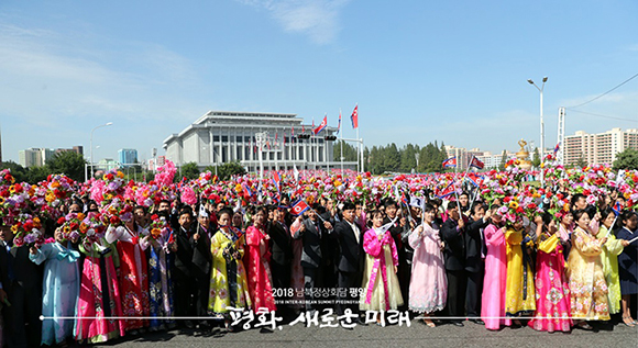 평양 순안공항에서 평양시내로 향하는 거리에 시민들이 꽃을 흔들며 문재인 대통령을 환영하고 있다. ⓒ 평양사진공동취재단
