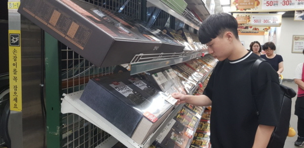 선물세트를 고르고 있는 필자. 결국 과일 선물세트를 구매했다.