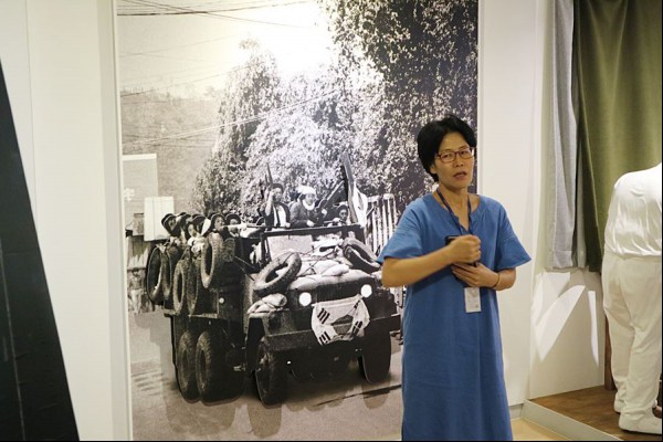 518기록관에서 해설을 해주시는 도슨트