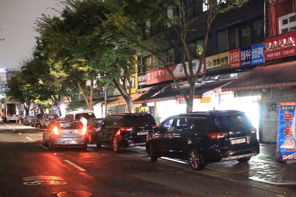전통시장 주변 도로에 최대 2시간까지 주차를 허용한다.