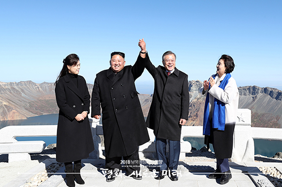 문재인 대통령과 김정은 국무위원장이 20일 오전 백두산 정상인 장군봉에 올라 손을 맞잡아 들어올리고 있다. ⓒ 평양사진공동취재단