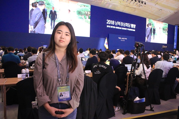 영상 촬영 시작 당시의 모습, 긴장한 표정이 역력하다.