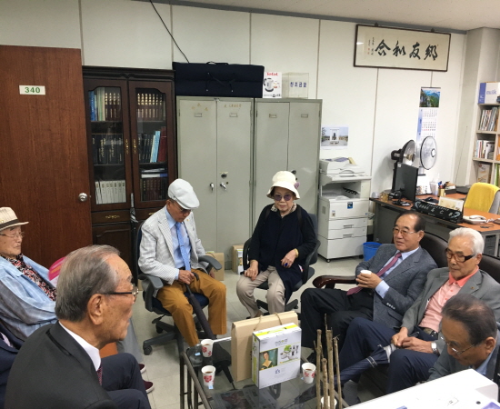 실향민들이 평양남북정상회담 결과를 환영하면서 이야기하고 있다.