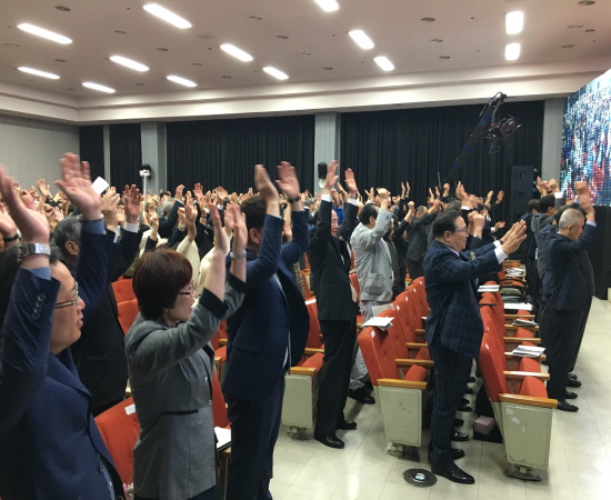 이산가족의 날 기념식에 참석한 내외빈 참석자들이 만세삼창을 외치고 있다.