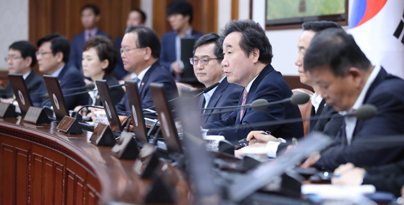 이낙연 국무총리가 27일 오전 서울 종로구 정부서울청사에서 열린 국무회의에서 발언하고 있다. (사진=저작권자 (c) 연합뉴스. 무단전재-재배포금지)