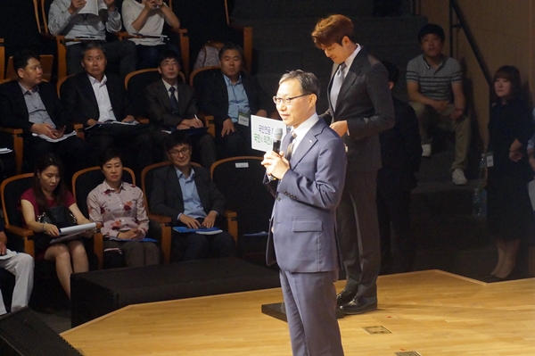 9월 17일 광화문에 위치한 KT Square에서는 국민연금공단과 함께 ‘국민연금 개선, 국민의 의견을 듣습니다’를 주제로 지역별 대국민 토론회가 개최되었다. 국민연금공단 김성주 이사장이 이 자리에 함께한 시민들에게 인사말을 건네고 있다.