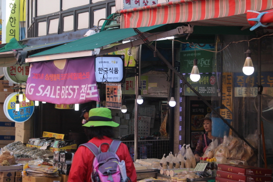많은 시장 상인들이 코리아세일페스타를 함께 하고 있습니다