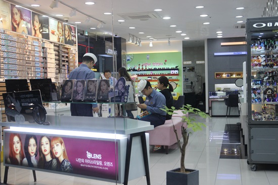 군 장병들로 붐비는 안경원