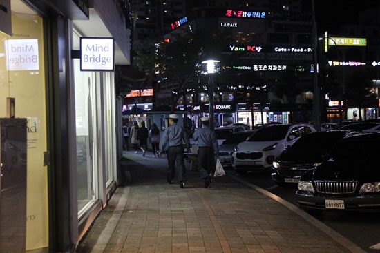 평일 외출을 마친 군 장병들이 귀소를 서두르고 있다.