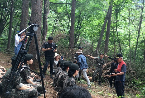 국방부 유해발굴단 현장에서 동료의 유해를 찾아 떠돌았던 지난 이야기를 눈물로 털어놓고 있는 90대 참전용사. 