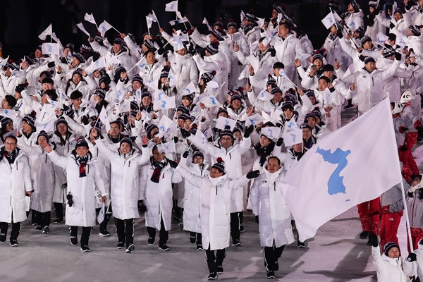 지난 2월 9일 강원도 평창올림픽스타디움에서 열린 평창동계올림픽 개회식에서 남북한 선수단이 한반도기를 흔들며 입장하고 있다.(출처=뉴스1)