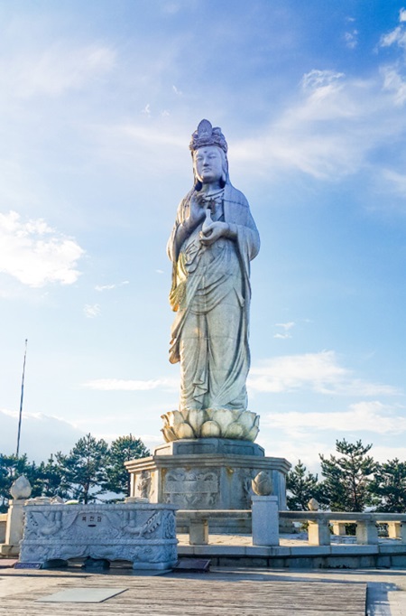 낙산사의 해수관음상 전경.