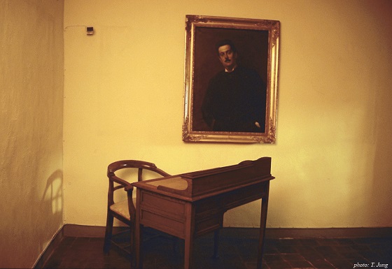 풋치니 박물관 내부에 전시된 풋치니의 초상화와 책상.