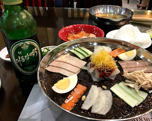 <베트남 하노이 북한식당 “평양관”의 평양냉면과 대동강맥주“의 맛이 인상적이었다.>