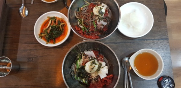 강원도 특산물과 실향민의 손맛이 만나 속초 명물로 자리잡은 속초식 함흥냉면(명태 회냉면).