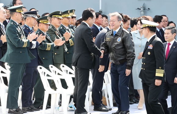 문재인 대통령이 11일 오후 제주특별자치도 서귀포시 제주민군복합형 관광미항 앞바다에서 열린 2018 대한민국 해군 국제 관함식 참관을 위해 ‘좌승함(座乘艦)’인 상륙함 ‘일출봉함’에 마련된 행사장에 입장하며 참석자들과 인사를 나누고 있다. (사진=저작권자(c) 연합뉴스, 무단 전재-재배포 금지)