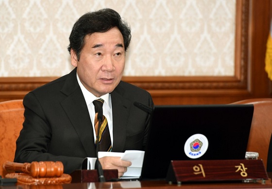 이낙연 국무총리가 16일 서울 세종로 정부서울청사에서 열린 국무회의를 주재하고 있다.
