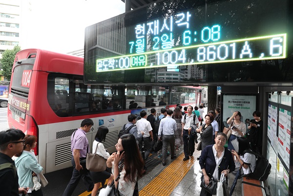 주 52시간 근무제가 시행되고 첫 근무일인 지난 7월 2일 오후 서울 광화문광장 버스정류장에서 시민들이 퇴근길 버스에 탑승하고 있다.(출처=뉴스1) 