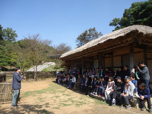 만해 한용운 생가에서 한양대 교수가 설명하고 있는 모습.