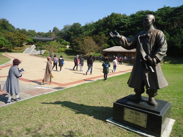 만해 한용운 생가가 있는 민족시비공원.