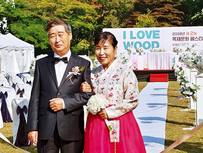 분홍한복과 나비넥타이로 멋을 낸 김기풍 김순희 씨 부부