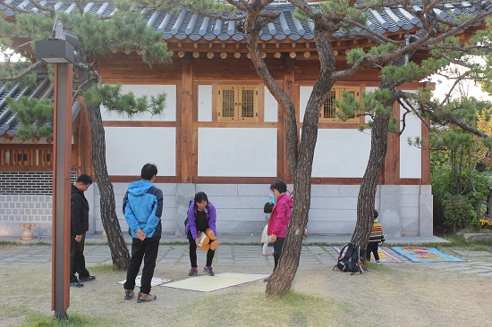 장안 사랑채 앞 광장에서 시민들이 전통 놀이를 즐기고 있다.