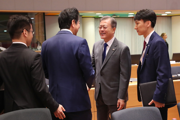 문재인 대통령이 19일 오후(현지시간) 벨기에 브뤼셀 유럽연합이사회 본부 내 유러피언빌딩에서 열린 제12차 아셈정상회의 전체회의에서 아베 신조 일본 총리와 만나 인사하고 있다. (사진=저작권자(c) 연합뉴스, 무단 전재-재배포 금지) 
