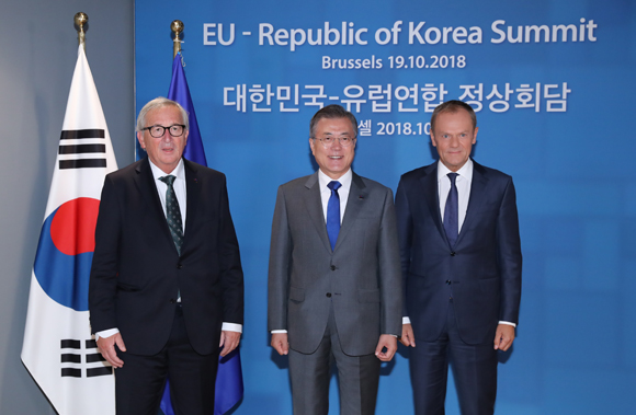 제12차 아셈(ASEM·아시아유럽정상회의)에 참석한 문재인 대통령이 19일 오후(현지시간) 벨기에 브뤼셀 유럽연합이사회본부 내 유로파 빌딩에서 열린 한·EU 정상회담에서 도날드 투스크 EU 정상회의 상임의장(오른쪽), 장-클로드 융커 집행위원장과 기념 촬영하고 있다. (사진=저작권자(c) 연합뉴스, 무단 전재-재배포 금지) 