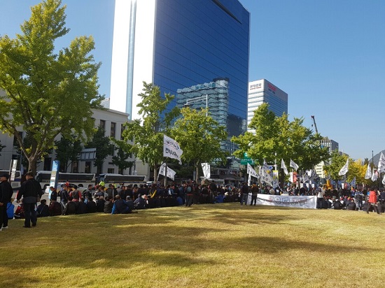 지난 10월 20일 서울 종로구 광화문 일대에서 크고 작은 시위가 열리고 있다.