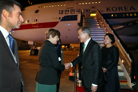  문재인 대통령과 부인 김정숙 여사가 18일 오후(현지시간) ASEM 정상회의에 참석하기 위해 벨기에 브뤼셀 멜스부르크 공군 기지에 도착한 뒤 EU 의전관과 인사하고 있다. (사진=저작권자(c) 연합뉴스, 무단 전재-재배포 금지) 