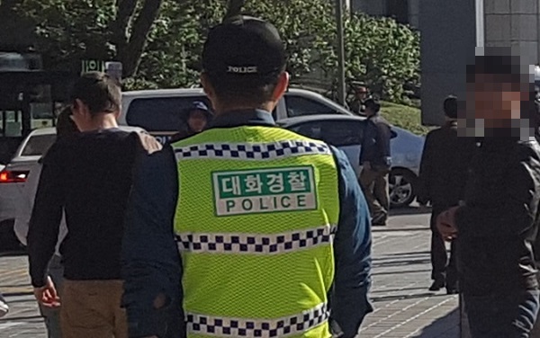 시위 현장에서 대화 경찰관으로 활동하는 김덕경 경위.