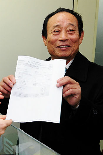독도 1호 사업자인 고 김성도 씨가 정부 수립 이후 최초로 국세를 카드로 납부한 후 납부 확인서를 들어보이고 있다. (사진출처=뉴스1)