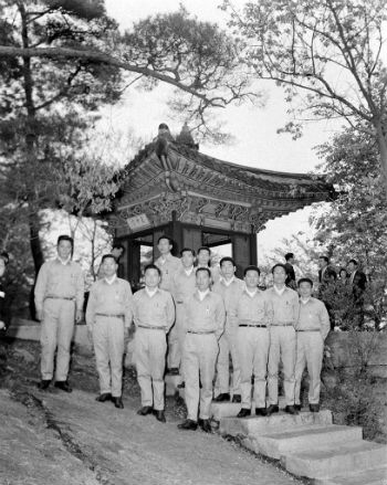 1966년 독도의용수비대 청와대 방문 기념촬영 모습 (사진출처=뉴스1)