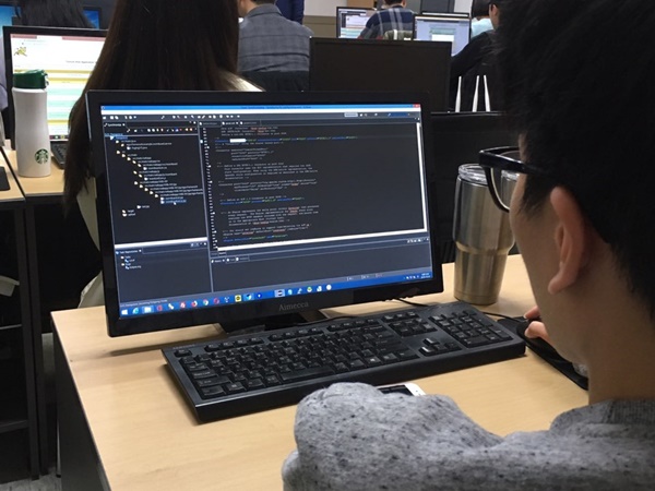 직업훈련을 받고 있는 훈련생.