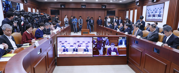 24일 경제관계장관회의 참석한 청와대 수석들은 최근 고용 경제동향과 대응방향 등을 논의했다. (사진=저작권자(c) 연합뉴스, 무단 전재-재배포 금지)