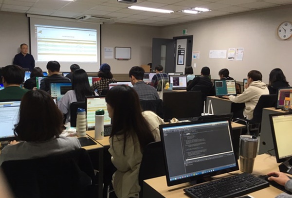 국기 직종 직업훈련을 받고 있는 훈련생들.