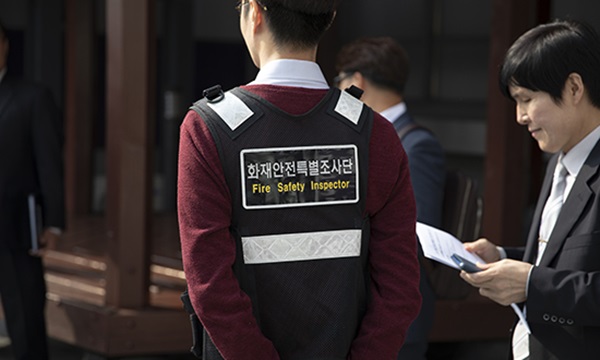 조사단이 브리핑을 경청하고 있다. 