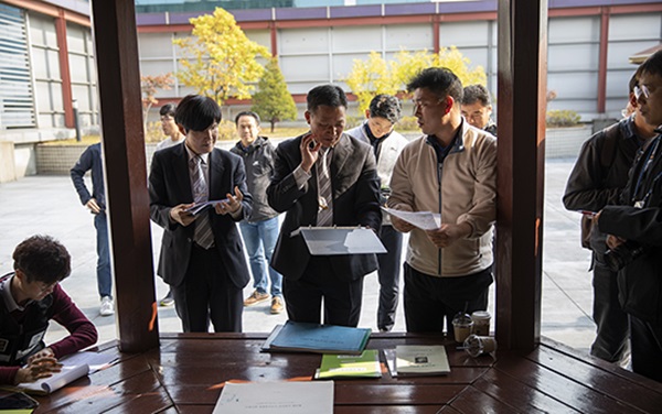 점검 전 시설현황을 서류로 확인하는 조사단.