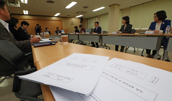25일 오후 서울 용산구 한국보육진흥원에서 열린 중앙보육정책위원회에서 권덕철 보건복지부 차관이 모두발언을 하고 있다..(사진=저작권자 (c) 연합뉴스. 무단전재-재배포금지)