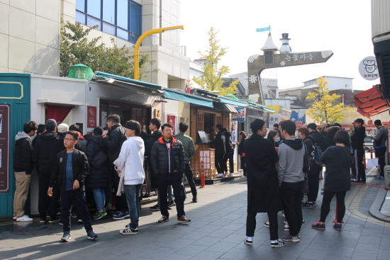 푸드 트레일러 앞에 긴 줄이 놓여 있습니다.
