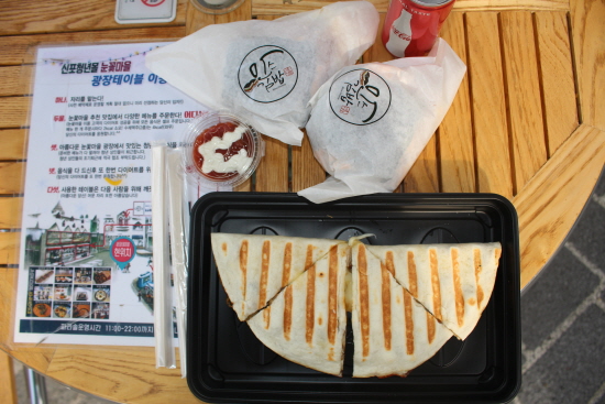 퀘사디아와 콜라, 주먹밥(만스김밥)