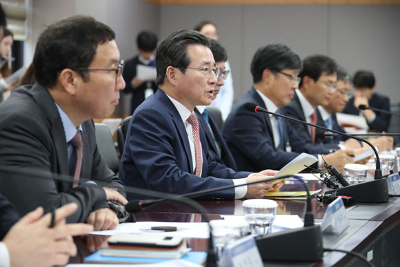 김용범 금융위원회 부위원장이 29일 서울 세종로 정부서울청사에서 기관투자자 대표와 증권사 관계자들이 참석해 열린 금융시장 상황 점검회의에서 발언하고 있다. (사진=저작권자(c) 연합뉴스, 무단 전재-재배포 금지)