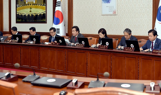  이낙연 국무총리가 30일 서울 세종로 정부서울청사에서 열린 국무회의에서 발언하고 있다.