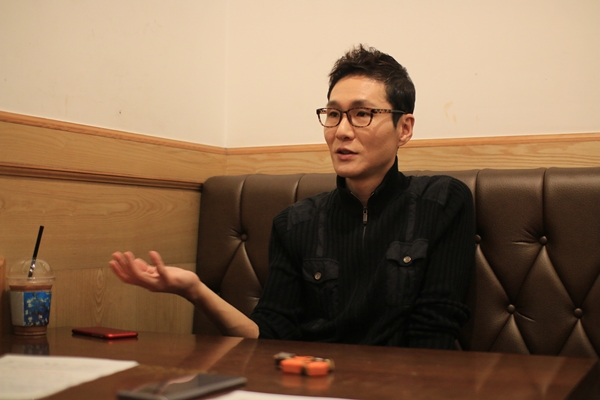 18년 동안 e-스포츠 분야에 종사하며 들었던 생각을 풀고 있는 김철민 캐스터.